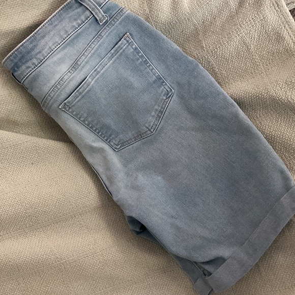 $12 Sz10 Jeans shorts-Time & Tru-69%Cotton/25%Poly/3%Rayon/3% Spandex 9”Inseam - Picture 3 of 6